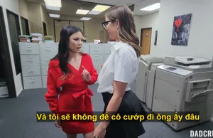 Con gái bị bố dượng quan hệ dù má ở ngay cạnh bên cũng không giúp được