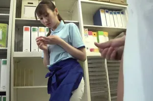 Gã trọc đầu vuốt ve cô gái xinh đẹp trước khi quan hệ