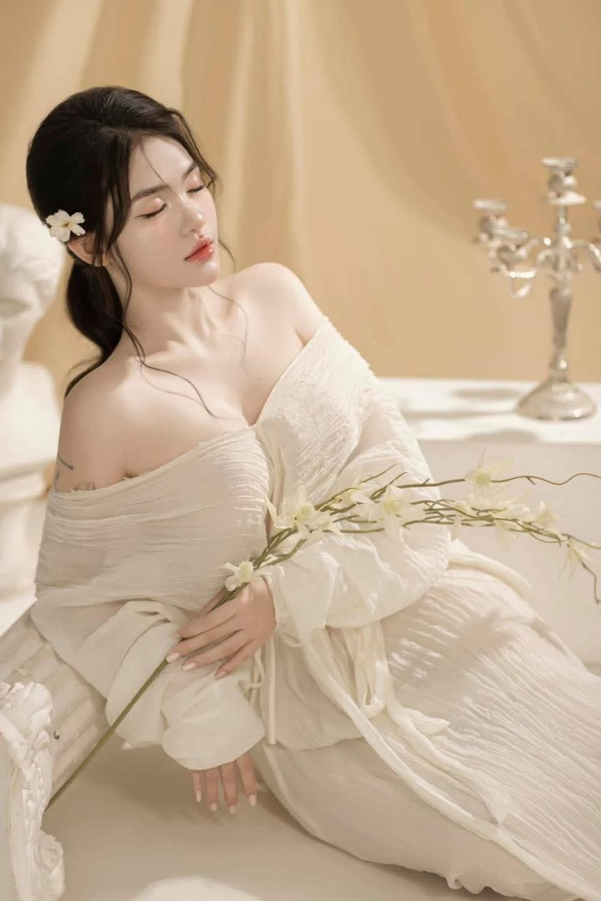 Bố dượng làm tình đứa con gái sắp kết hôn ngay bên cạnh ông chồng sắp cưới